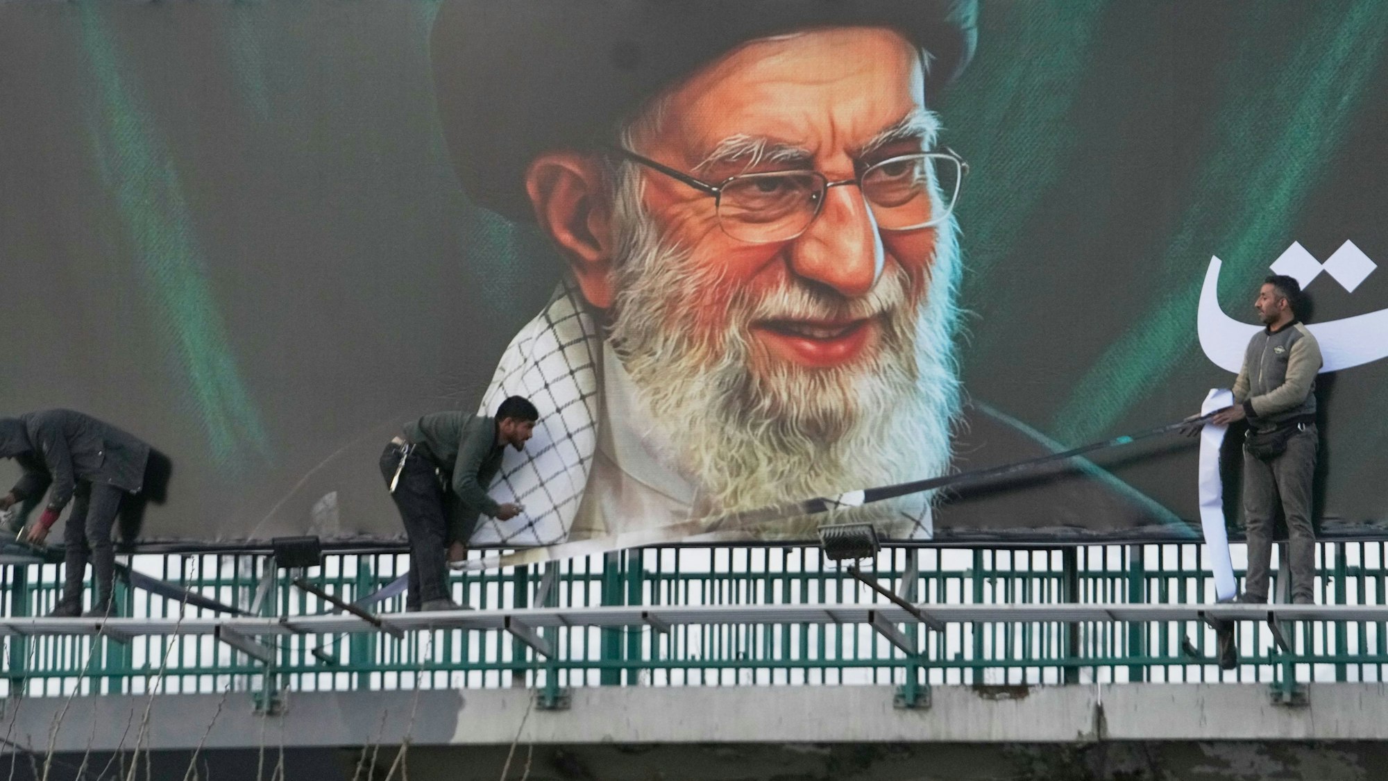 Teheran: Arbeiter montieren eine Plakatwand mit dem Porträt des verstorbenen iranischen Obersten Führers Chamenei.