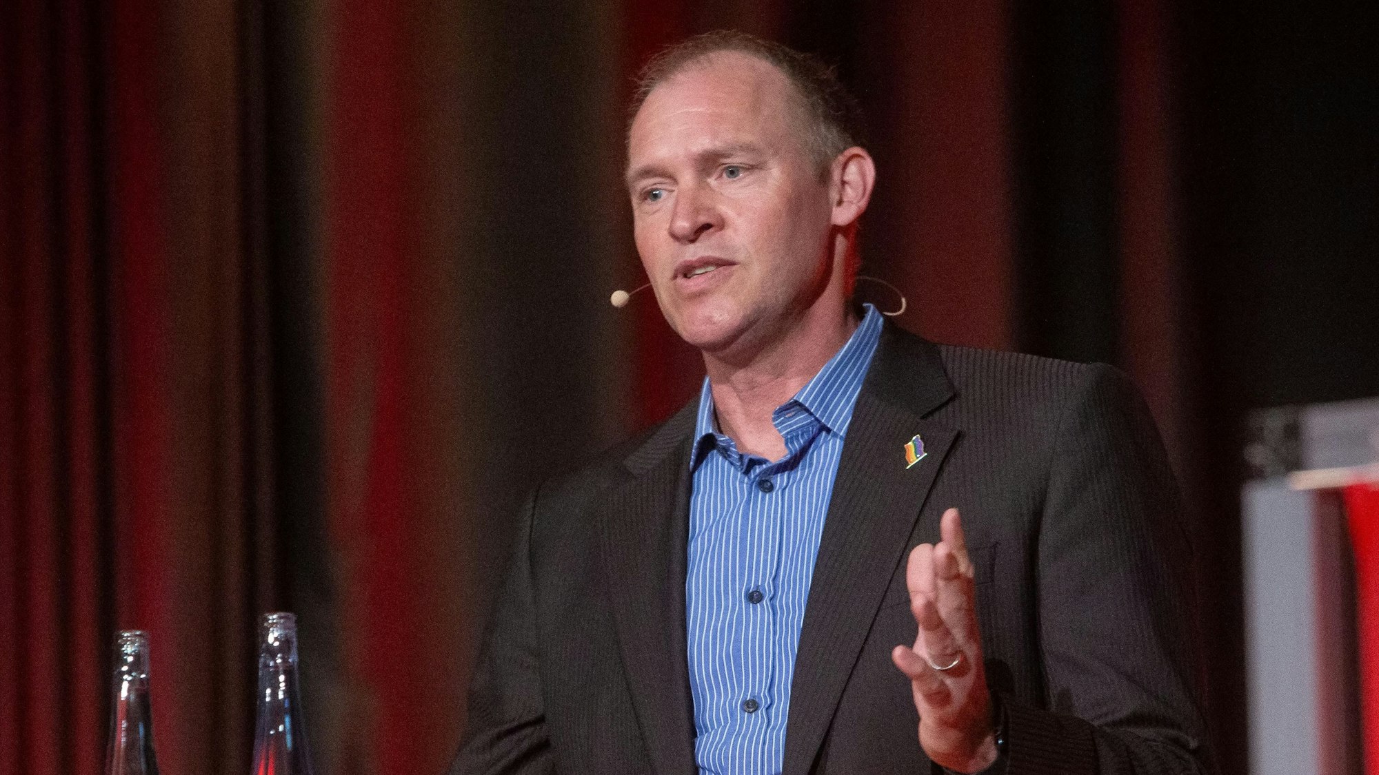 Maik Thiele an einem Rednerpult.