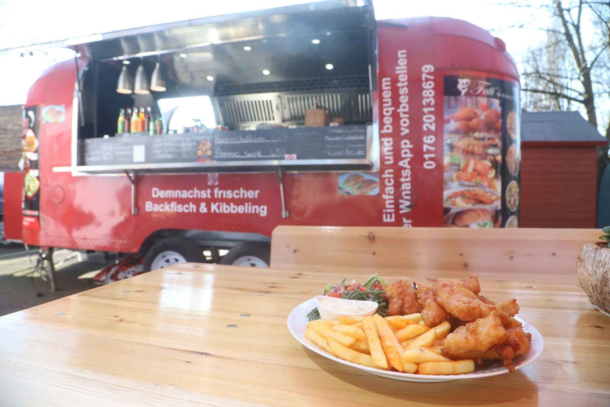 05.03.2026, Köln: Gastro-Kritik „Julias Lieblingsort“ von Julia Floß über das Restaurant „Fati's Backfisch“ in Niehl. Tellergericht: Kibbeling mit Salat und Pommes. Foto: Arton Krasniqi