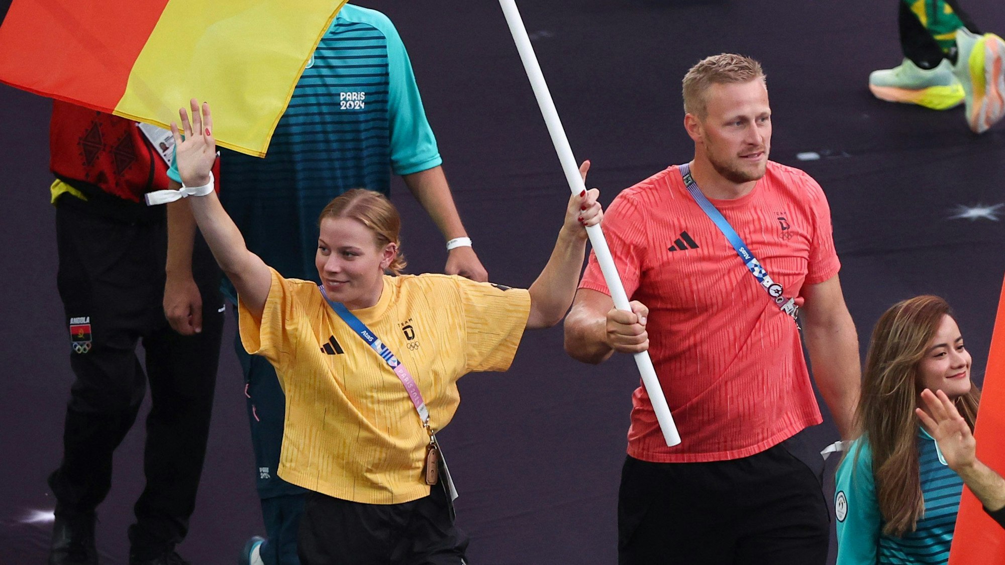 Der Kanute Max Rendschmidt aus Niederkassel durfte bei der Abschlussfeier der Olympischen Spiele in Paris die deutsche Flagge ins Stade de France tragen.