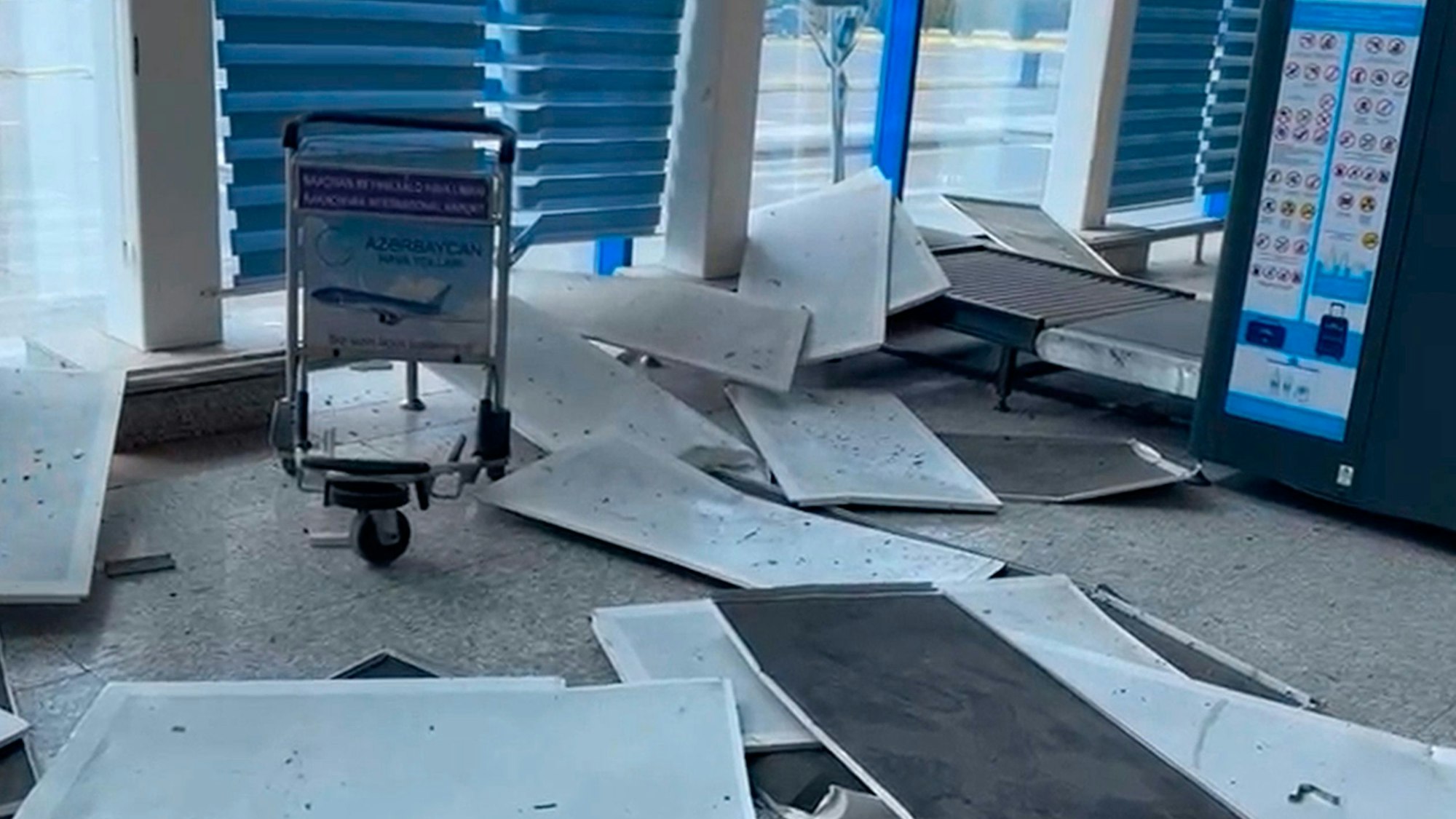 Dieses Bild aus einem Video zeigt die Schäden am internationalen Flughafen von Nachitschewan nach einem iranischen Drohnenangriff.