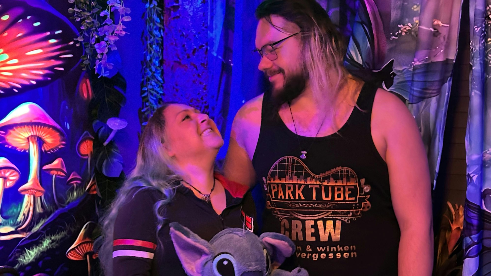 Ein Mann und eine Frau halten sich im Arm und schauen sich lächelnd an.