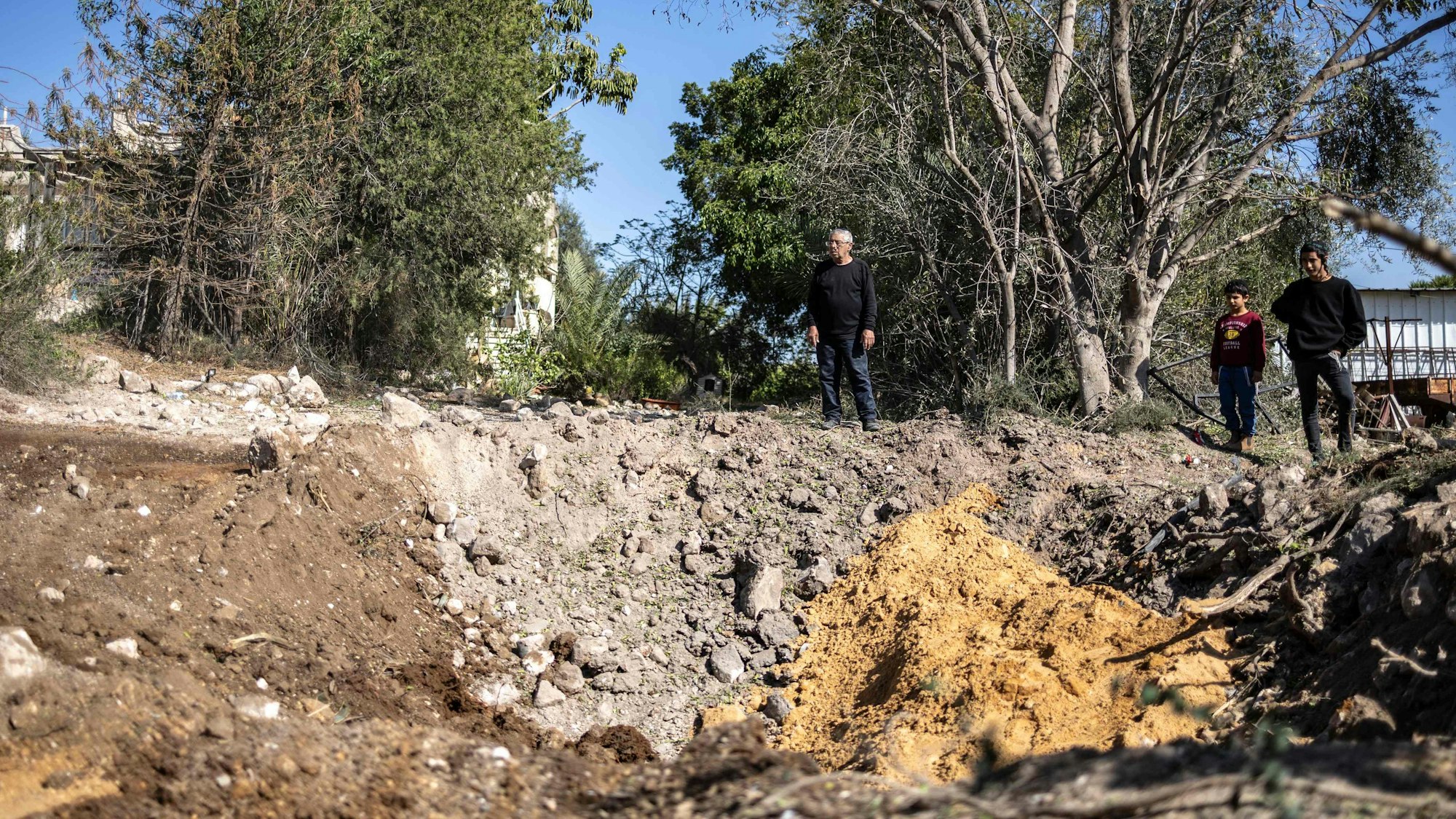 Ein Krater ist nach einem iranischen Angriff nahe Tel Aviv zu sehen.