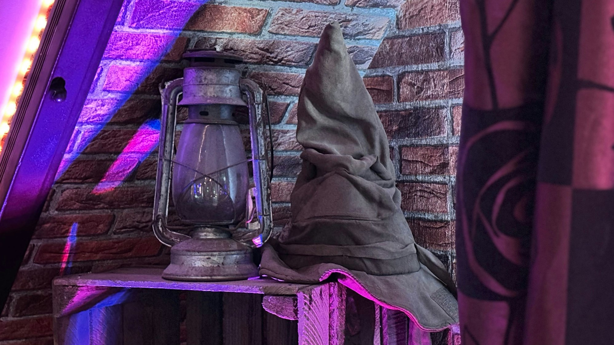 Ein Accessoire in der Wohnung ist der sprechende Hut aus dem Universum von Harry Potter.