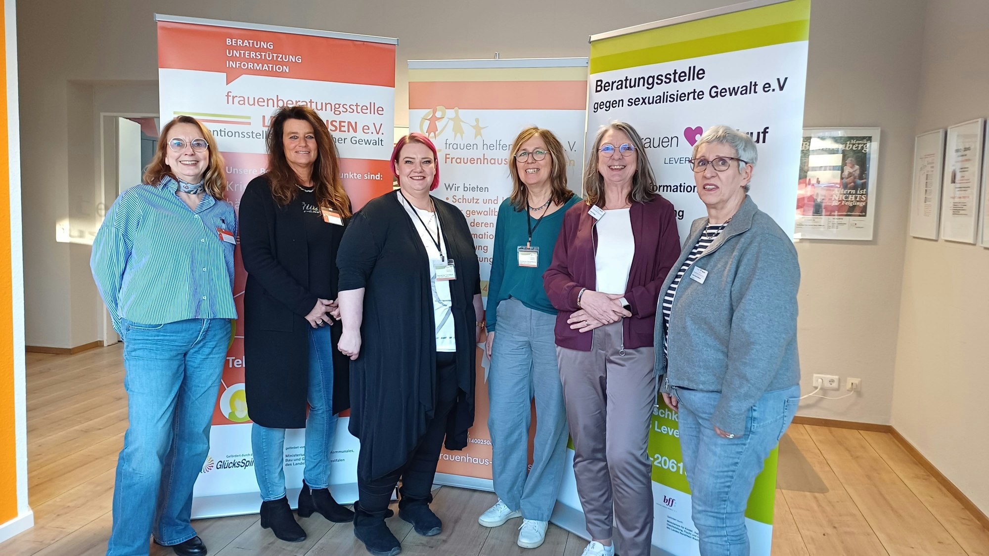 Alexandra Engel (l.) und Christiane Gäcke von der Frauenberatungsstelle, Jaqueline Tombeux und Christina Bauerfeind vom Frauenhaus sowie Andrea Frewer und Sabine Rusch-Witthohn vom Frauennotruf.