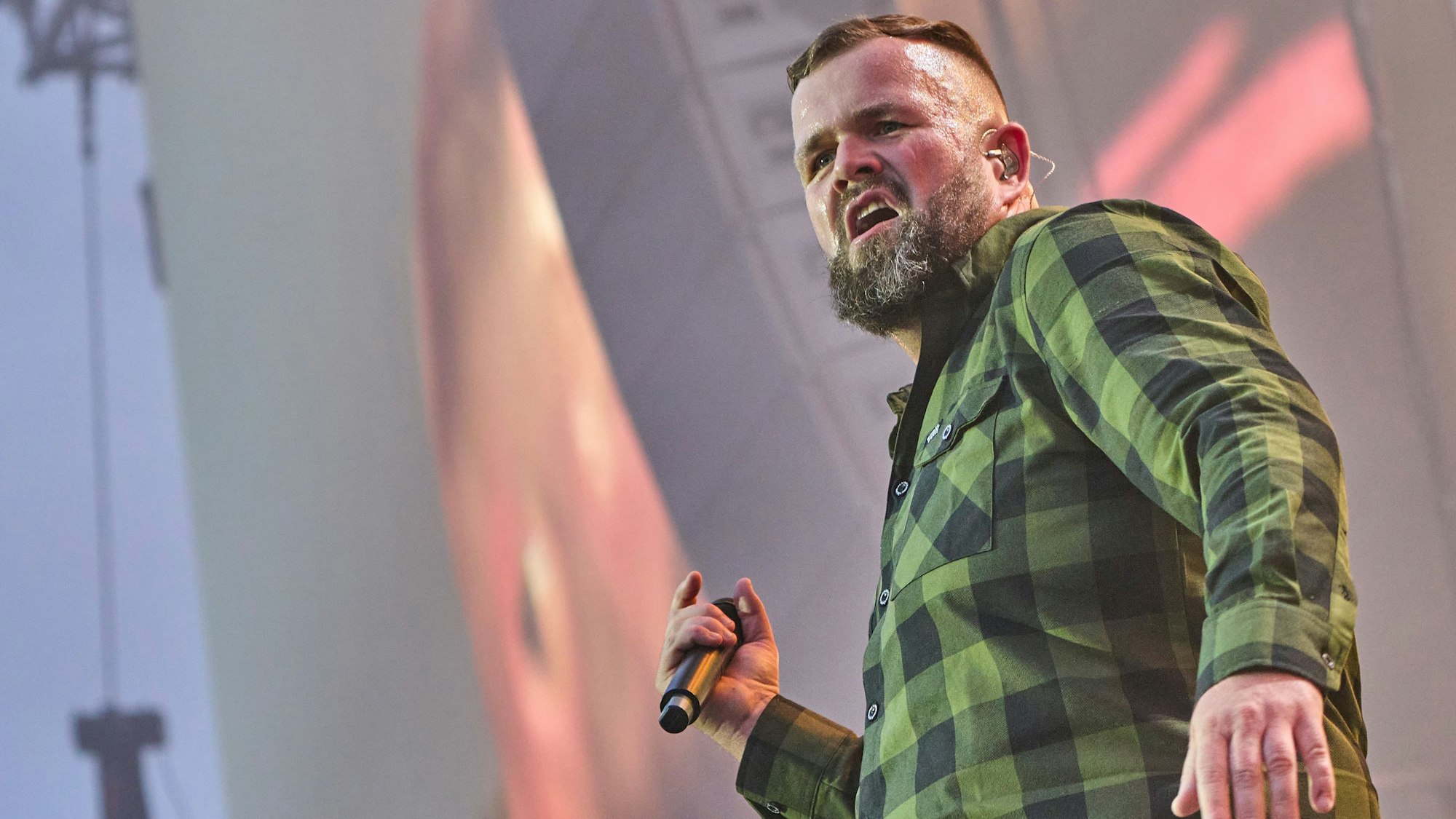06.06.2025, Rheinland-Pfalz, Nürburg: Jan Gorkow, Sänger von Feine Sahne Fischfilet, tritt beim 40. Rock am Ring auf. Foto: Sascha Ditscher/dpa +++ dpa-Bildfunk +++