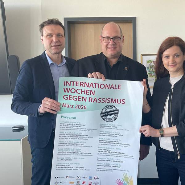 Menschen mit Plakat