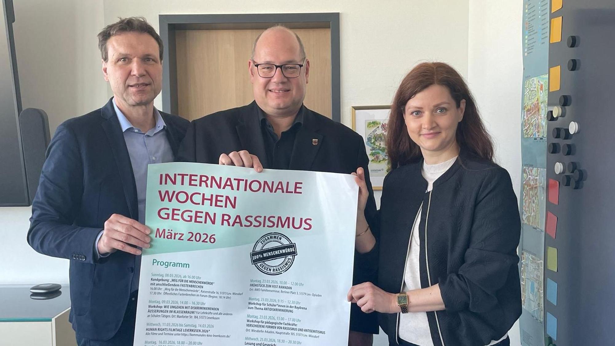 Menschen mit Plakat