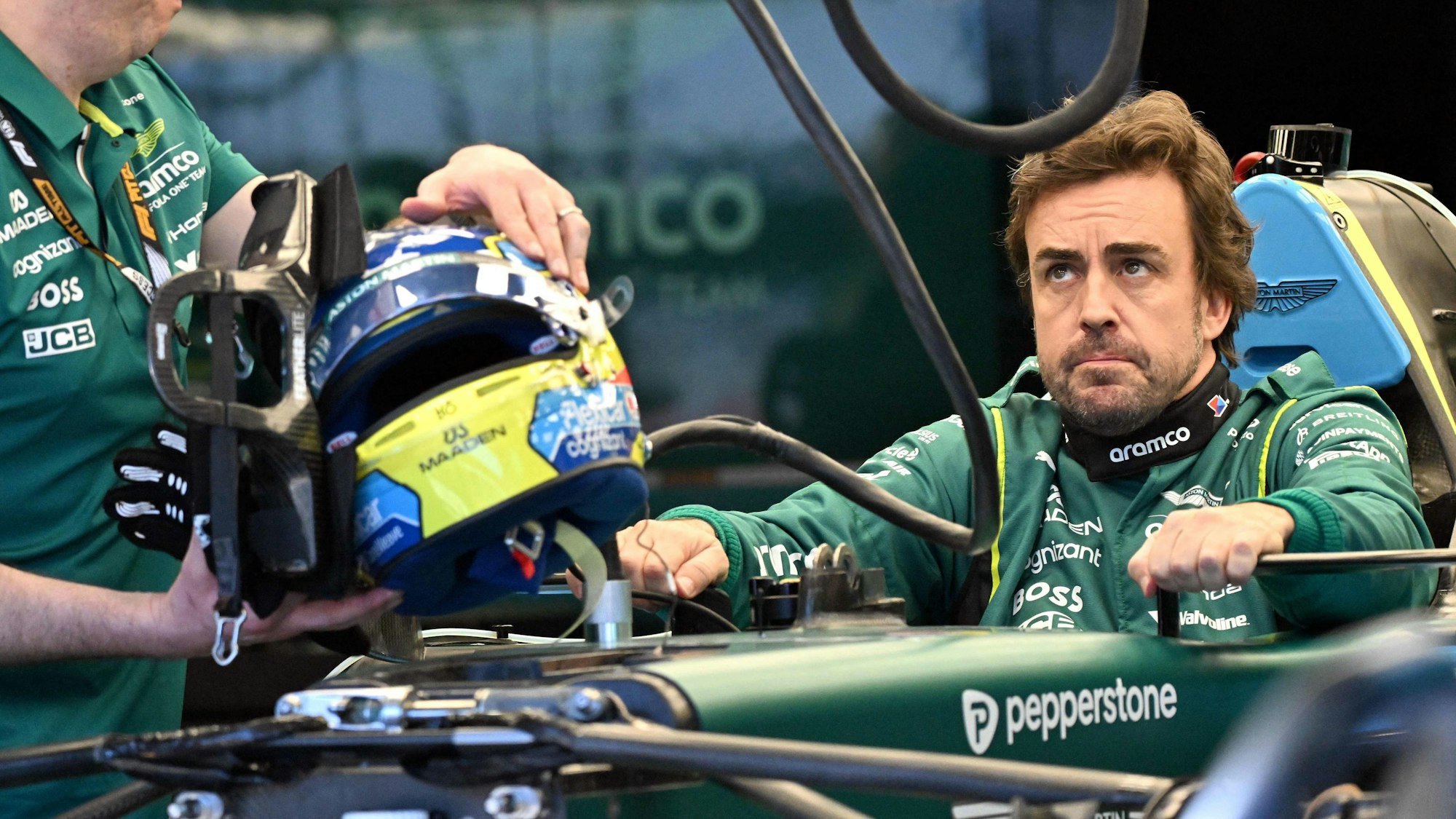 Fernando Alonso von Aston Martin schaut skeptisch drein.