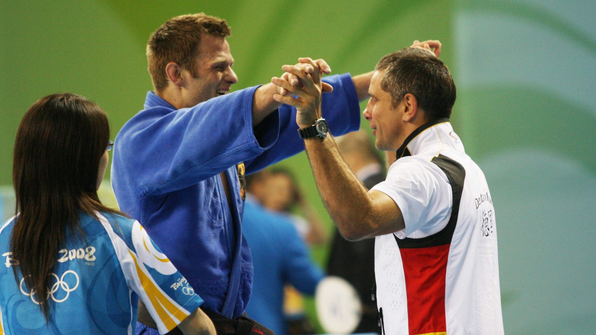 Frank Wieneke freut sich mit dem frisch gebackenen Olympiasieger Ole Bischof über dessen Sieg bei den Olympischen Spielen in Peking.