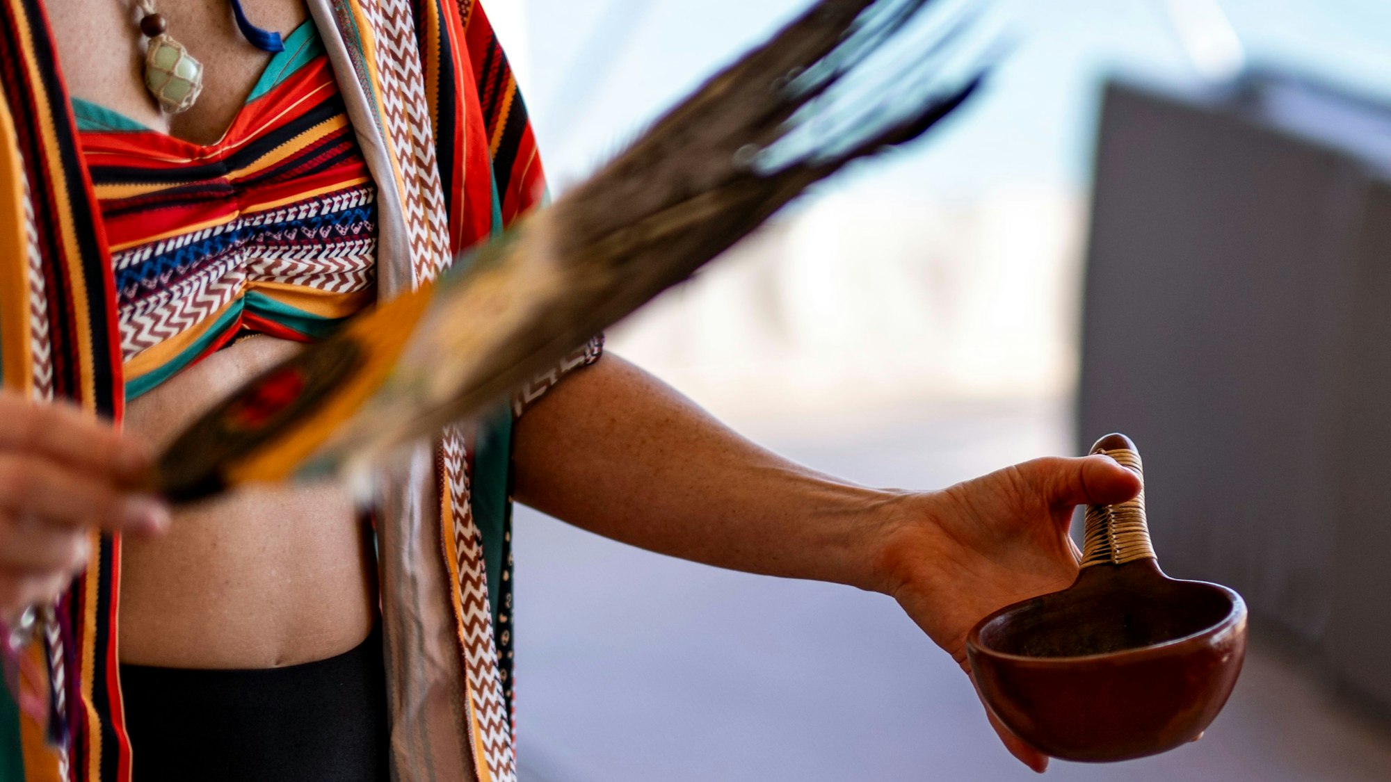 Das Bild zeigt die 39-Jährige während sie einen Fächer und eine kleine Schüssel in den Händen hält.