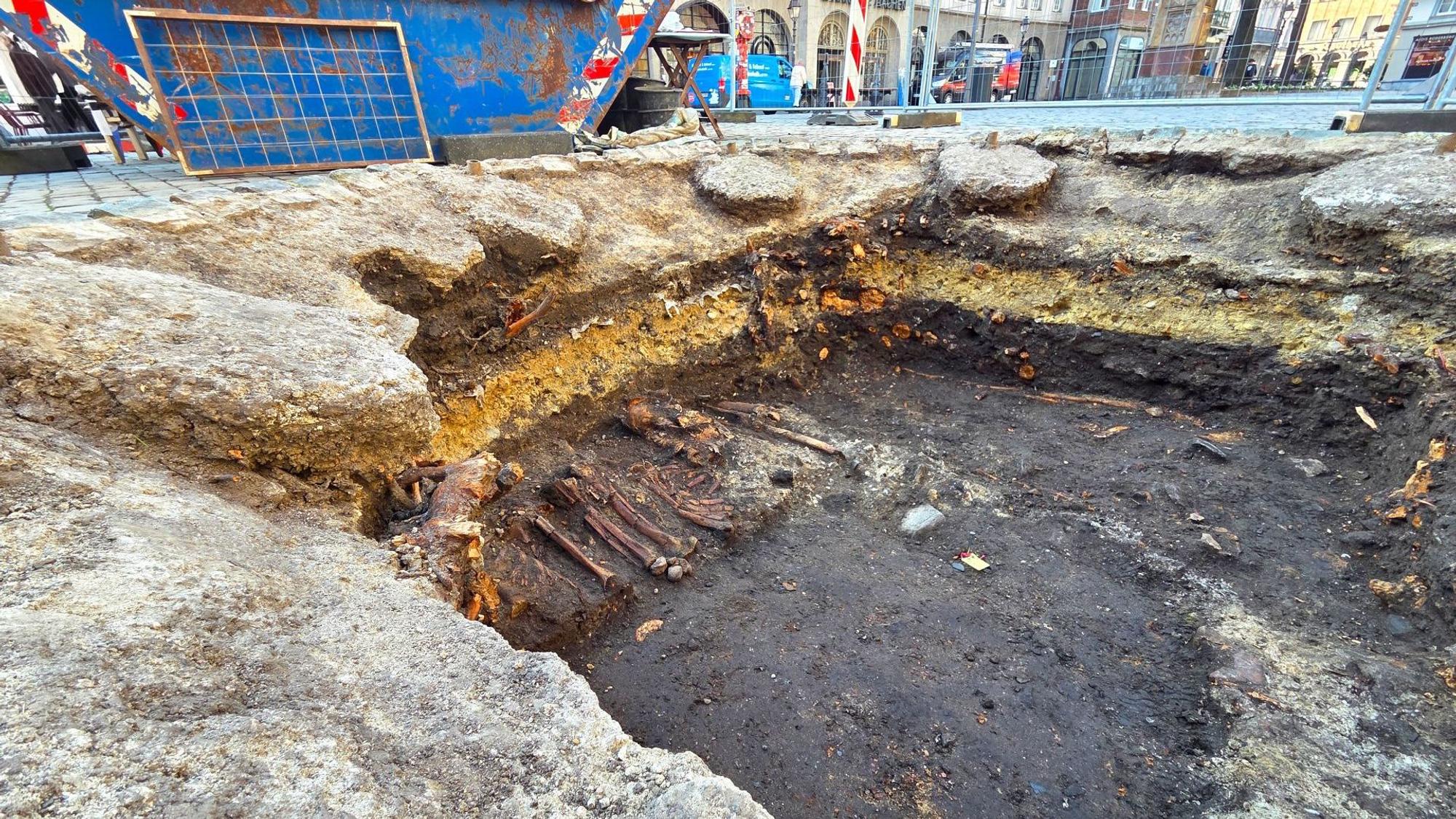 Die Skelette wurden unter dem Münsterplatz am Aachener Dom freigelegt.