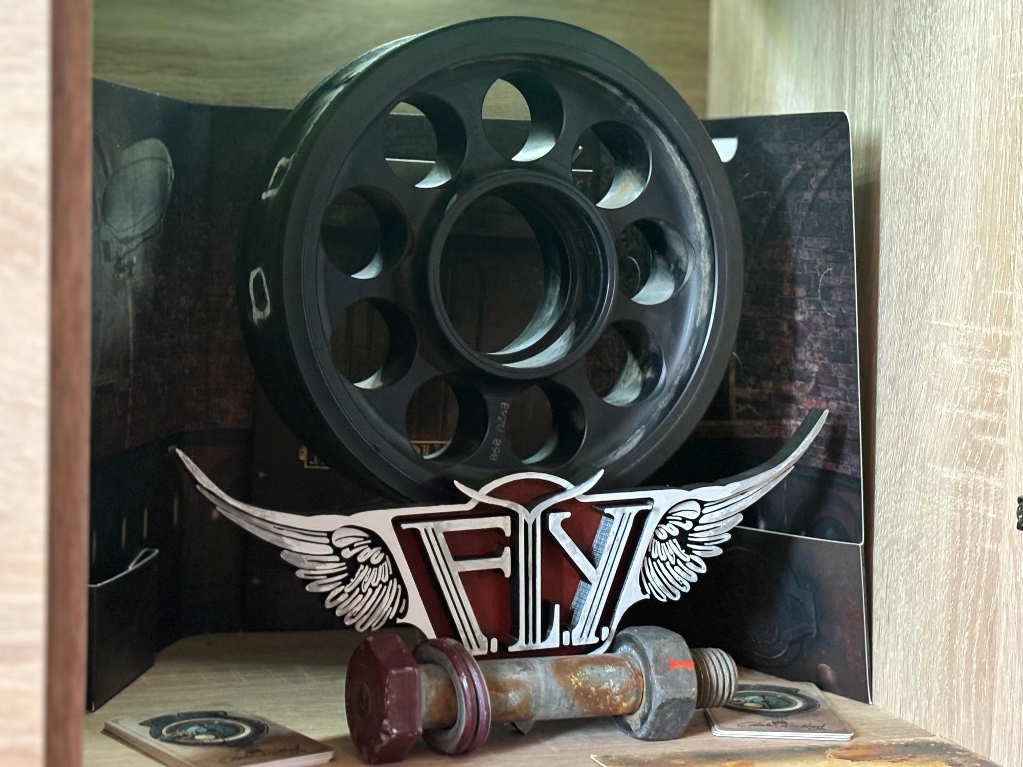 Zur Sammlung von Andreas Smeja gehört ein Rad der Achterbahn „Fly“ aus dem Phantasialand mitsamt einem Bolzen.