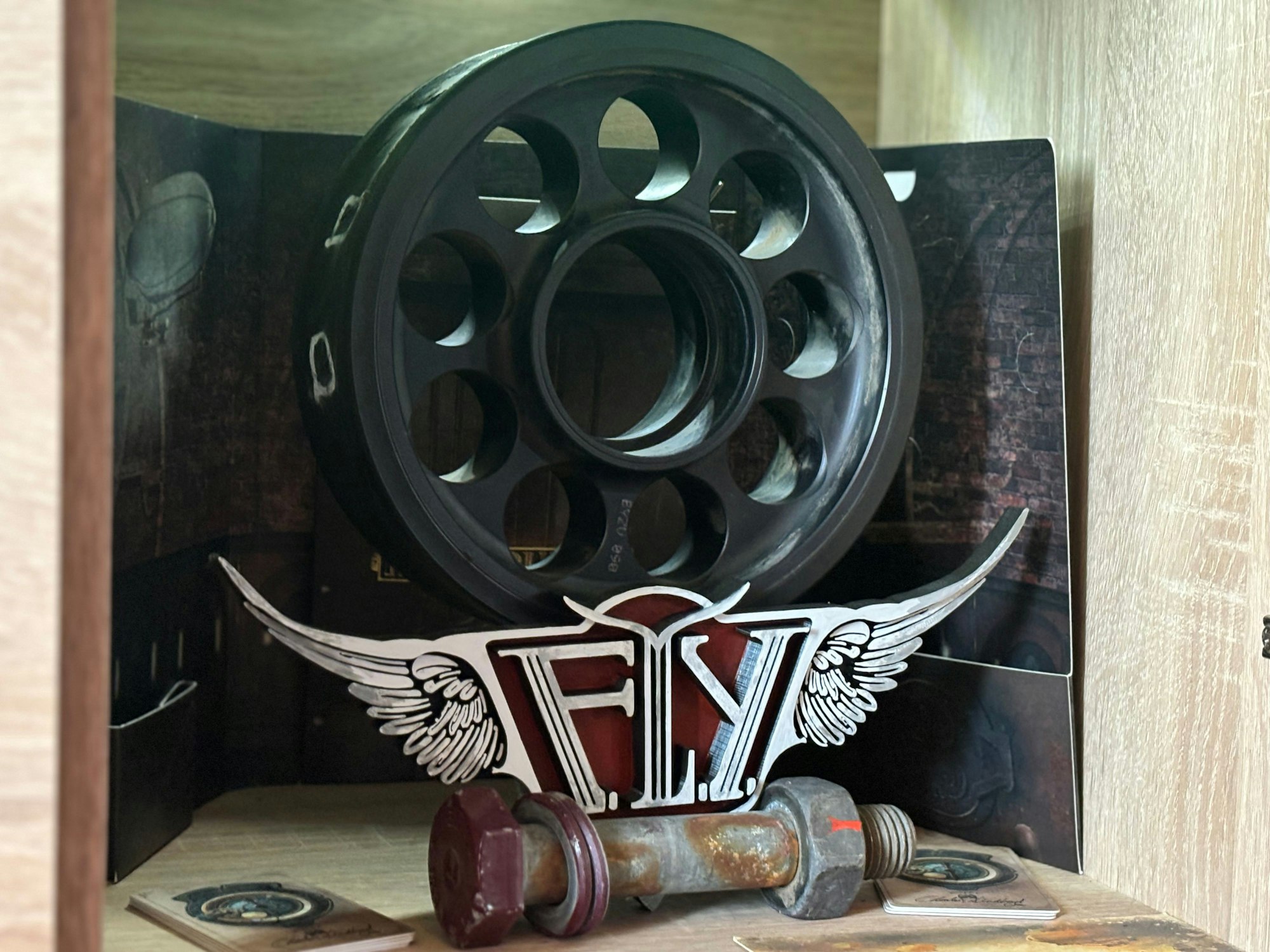 Zur Sammlung von Andreas Smeja gehört ein Rad der Achterbahn „Fly“ aus dem Phantasialand mitsamt einem Bolzen.