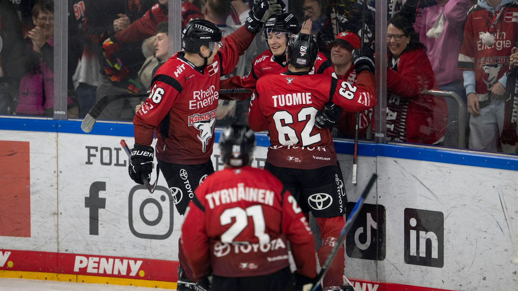 Jubel bei den Kölner Haien beim Spiel gegen die Augsburg Panther.