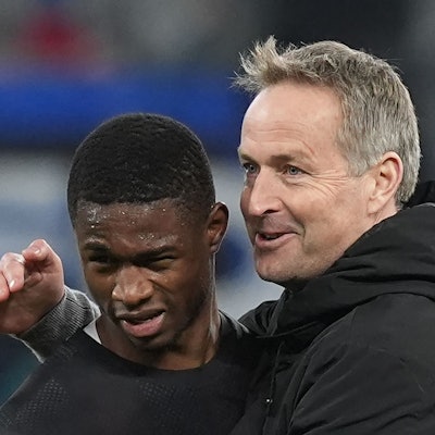 04.03.2026, Hamburg: Fußball, Männer: Bundesliga, Hamburger SV - Bayer Leverkusen, 17. Spieltag, Volksparkstadion, Trainer Kasper Hjulmand (Bayer Leverkusen) umarmt Torschütze Christian Kofane (Bayer Leverkusen) nach der Partie. WICHTIGER HINWEIS: Gemäß den Vorgaben der DFL Deutsche Fußball Liga bzw. des DFB Deutscher Fußball-Bund ist es untersagt, in dem Stadion und/oder vom Spiel angefertigte Fotoaufnahmen in Form von Sequenzbildern und/oder videoähnlichen Fotostrecken zu verwerten bzw. verwerten zu lassen. Foto: Marcus Brandt/dpa +++ dpa-Bildfunk +++