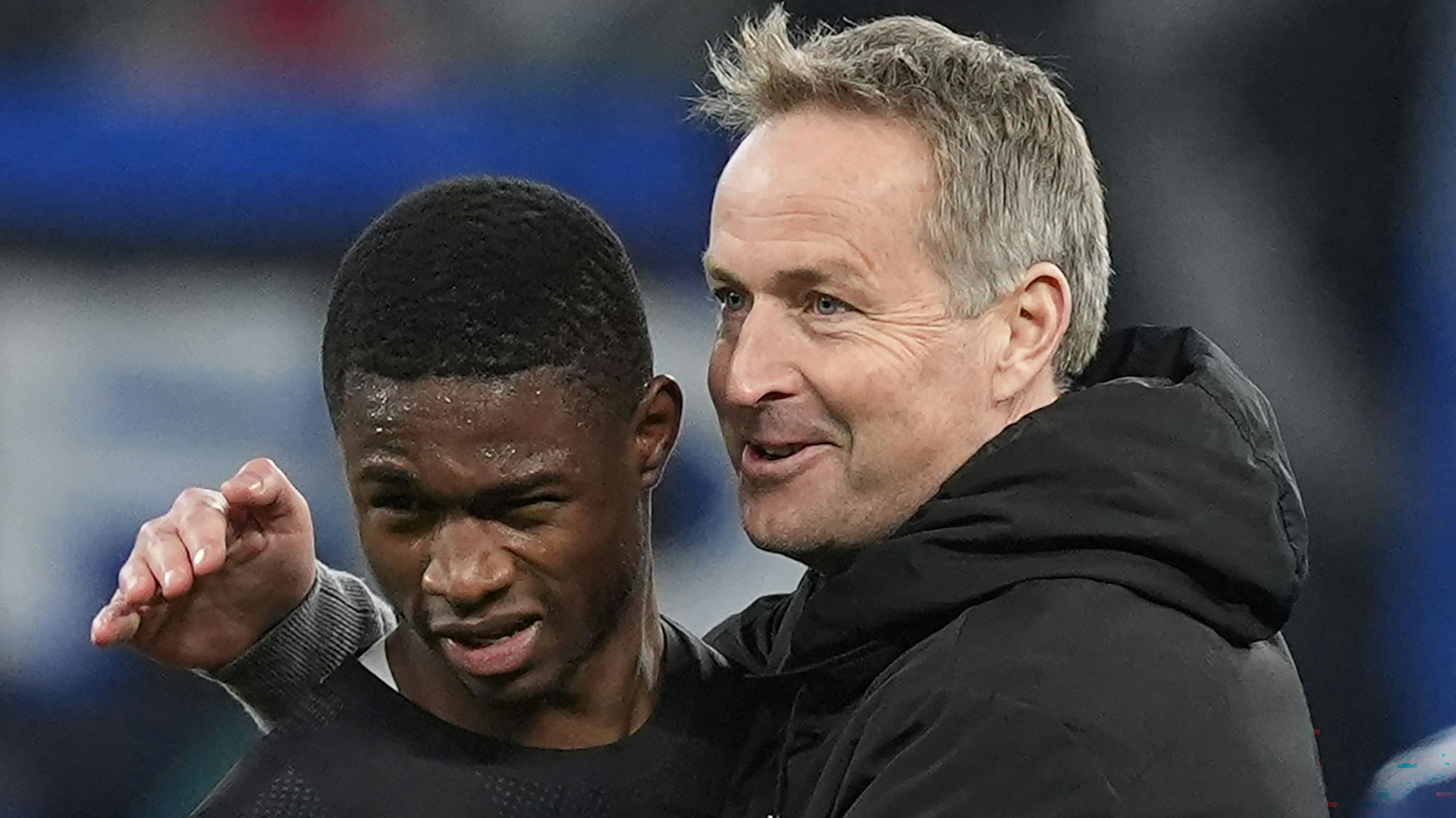 04.03.2026, Hamburg: Fußball, Männer: Bundesliga, Hamburger SV - Bayer Leverkusen, 17. Spieltag, Volksparkstadion, Trainer Kasper Hjulmand (Bayer Leverkusen) umarmt Torschütze Christian Kofane (Bayer Leverkusen) nach der Partie. WICHTIGER HINWEIS: Gemäß den Vorgaben der DFL Deutsche Fußball Liga bzw. des DFB Deutscher Fußball-Bund ist es untersagt, in dem Stadion und/oder vom Spiel angefertigte Fotoaufnahmen in Form von Sequenzbildern und/oder videoähnlichen Fotostrecken zu verwerten bzw. verwerten zu lassen. Foto: Marcus Brandt/dpa +++ dpa-Bildfunk +++