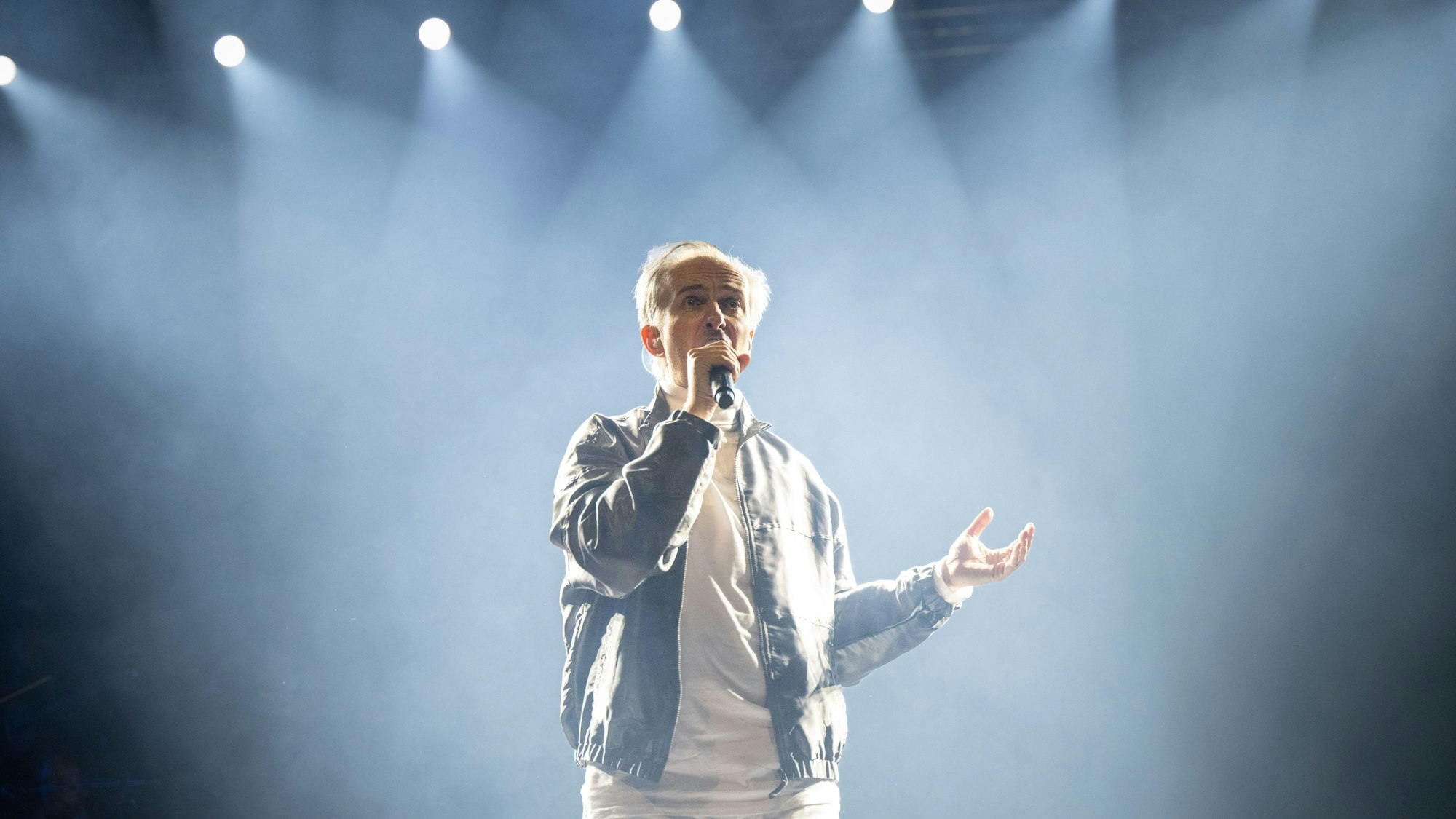 Jan Böhmermann tritt zusammen mit dem Rundfunk Tanzorchester Ehrenfeld (RTO) auch in Köln auf. (Archivbild)