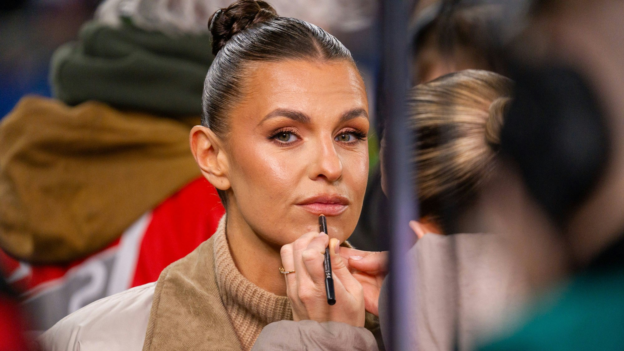 Laura Wontorra wird geschminkt.