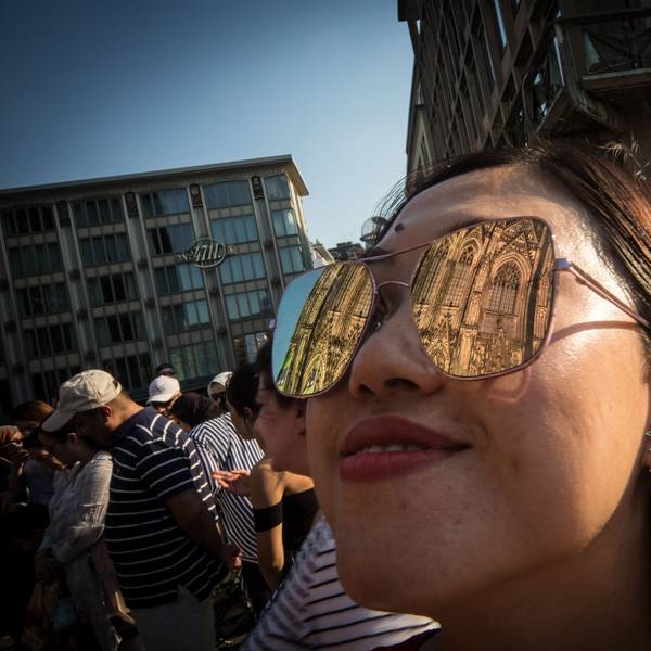Die Fassade des Kölner Doms spiegelt sich am 2. August 2018 in der Sonnenbrille einer Frau.
Zum KNA-Text: Touristen müssen für Kölner Dom bald Eintritt zahlen
