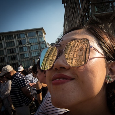 Die Fassade des Kölner Doms spiegelt sich am 2. August 2018 in der Sonnenbrille einer Frau.
Zum KNA-Text: Touristen müssen für Kölner Dom bald Eintritt zahlen