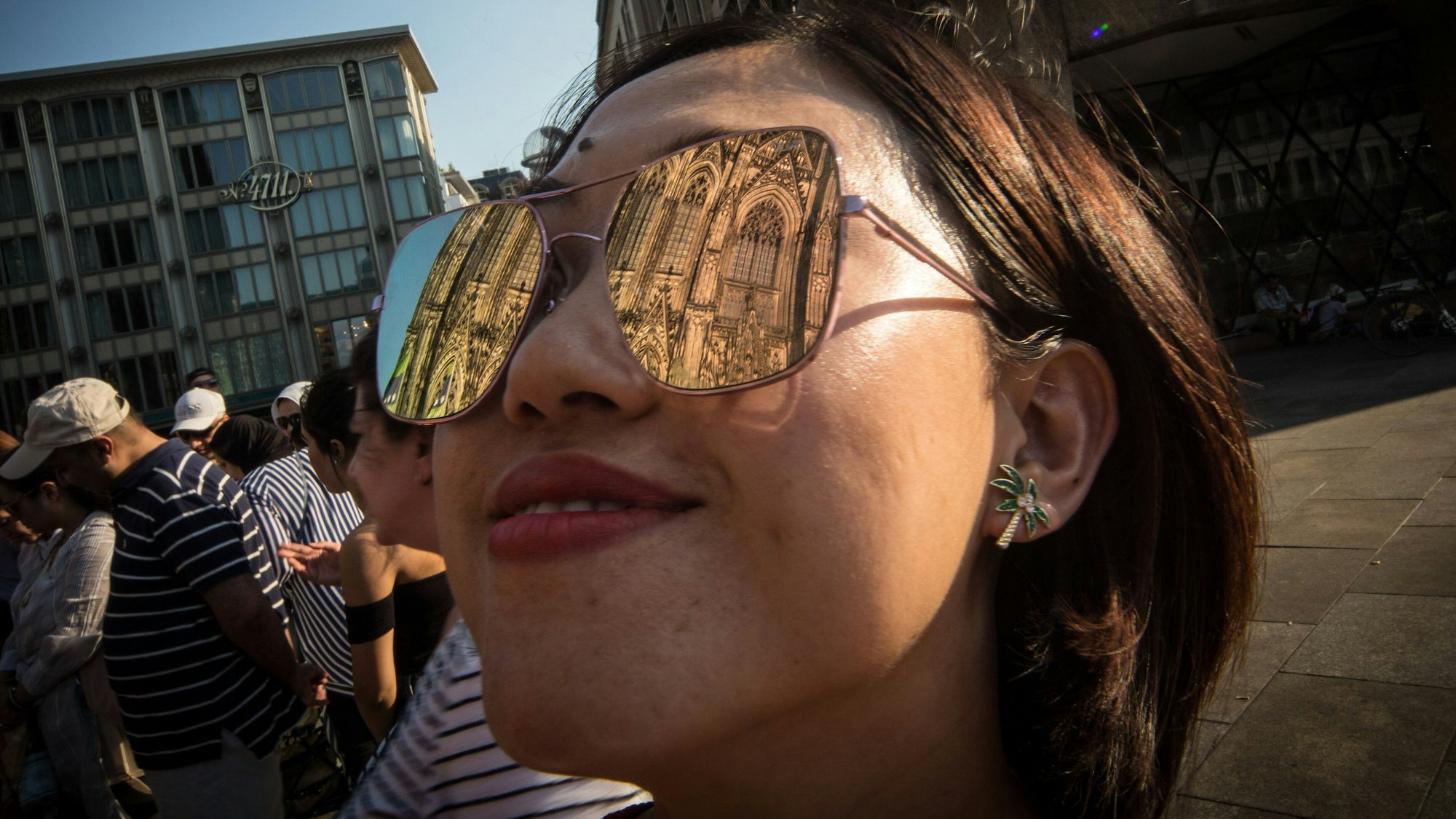 Die Fassade des Kölner Doms spiegelt sich am 2. August 2018 in der Sonnenbrille einer Frau.
Zum KNA-Text: Touristen müssen für Kölner Dom bald Eintritt zahlen