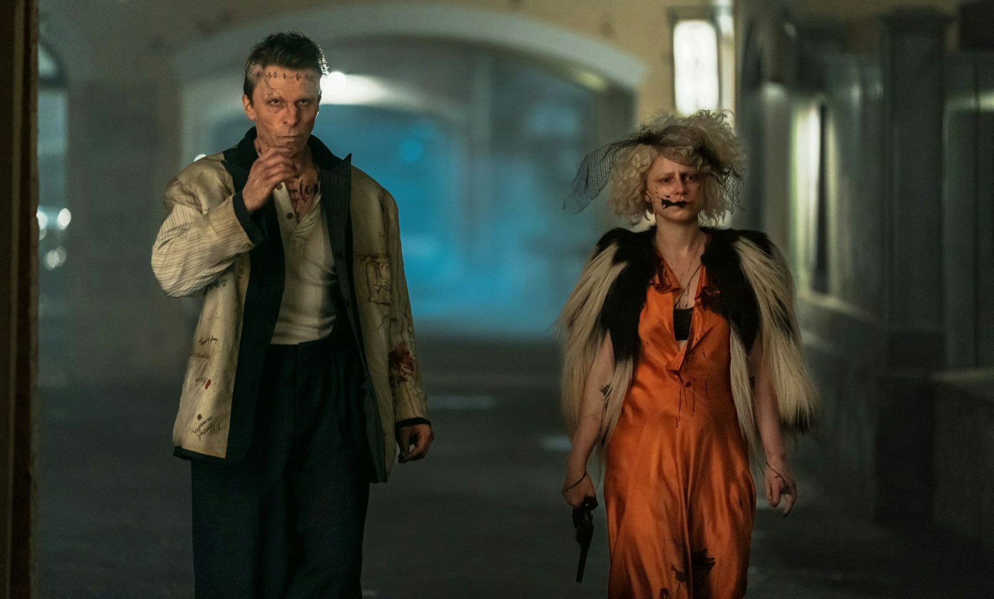 In dem Horror-Musical „The Bride! Es lebe die Braut“ von Maggie Gyllenhaal spielt Buckley die wieder zum Leben erweckte Ida an der Seite von Frankensteins Monster (Christian Bale, links). (Bild: 2026 Warner Bros. Entertainment)