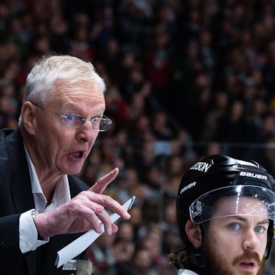 Augsburg, Deutschland 26. September 2025: 1. DEL - 2025/2026 - Sp. 5 - Augsburger Panther vs. Kölner Haie Im Bild: Trainer Kari Jalonen Köln gibt Abweisungen an seine Spieler *** Augsburg, Germany 26 September 2025 1 DEL 2025 2026 Sp 5 Augsburger Panther vs Kölner Haie In the picture Coach Kari Jalonen Cologne gives rebuffs to his players Copyright: xFotostandx/xStiebertx