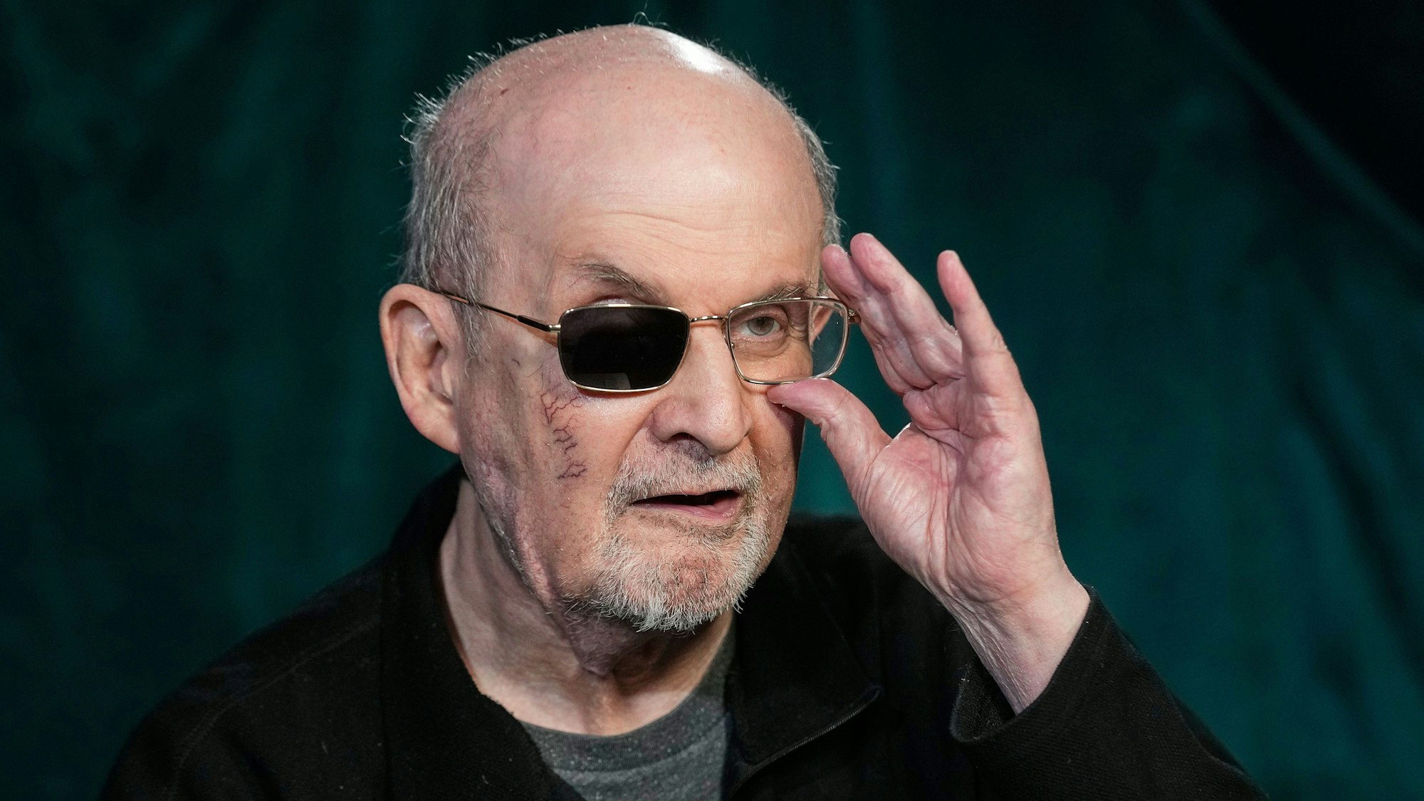 Salman Rushdie liest aus „Die elfte Stunde" – Ulrich Noethen trägt den deutschen Text vor. lit.Cologne 2026, WDR Funkhaus Köln, 20. März 2026.