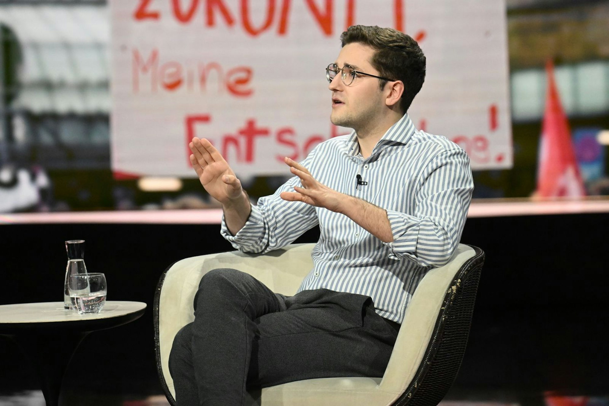 Podcaster Ole Nymoen wetterte bei Lanz gegen die Wehrpflicht und erklärte, warum er lieber fliehen würde, als für Deutschland zu kämpfen. (Bild: ZDF/ Cornelia Lehmann)