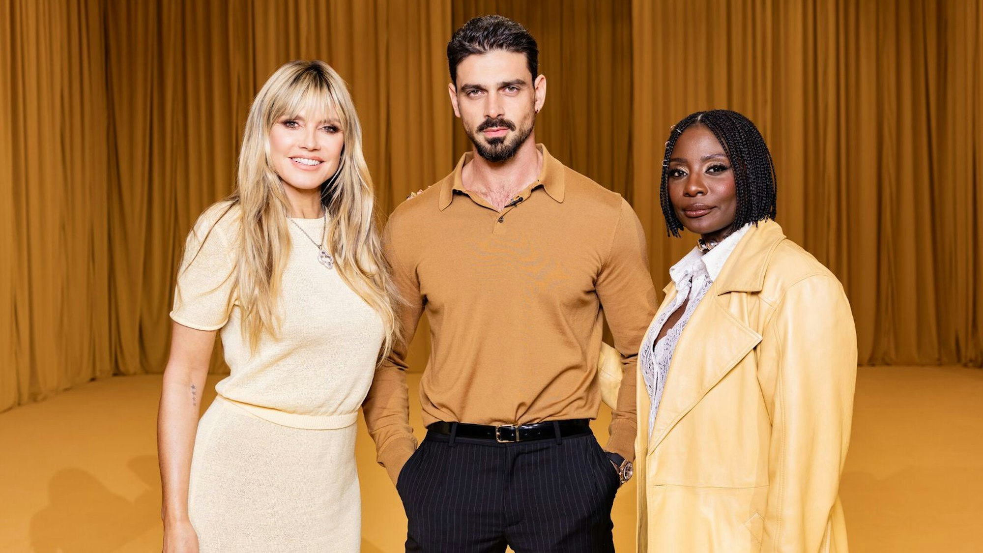 Heidi Klum (links), Michele Morrone und Nikeata Thompson entscheiden gemeinsam, wer weiterkommt. (Bild: ProSieben/Daniel Graf)
