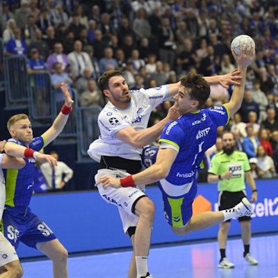 Julian Köster im Sprung.