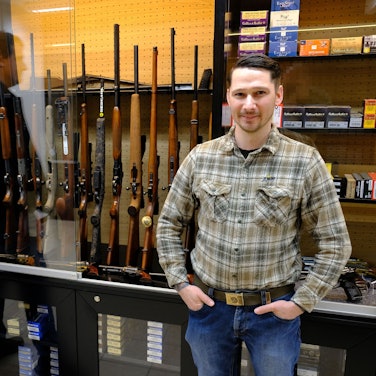 Richard Stamm und Lucas Beier stehen im ehemaligen Dorfladen von Tondorf vor einer Vitrine mit Waffen und Munition.