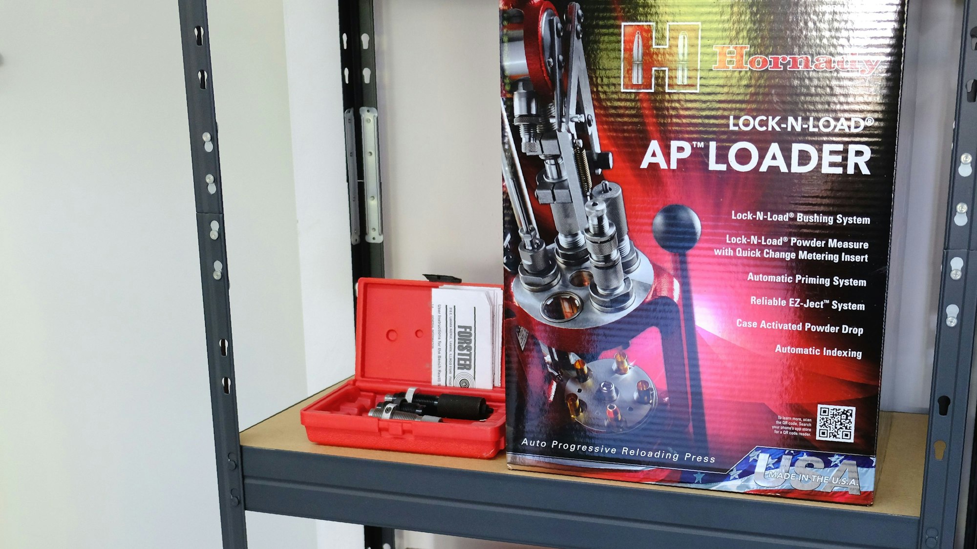 In einem Regal lagert Zubehör zum Wiederbefüllen von Patronenhülsen.