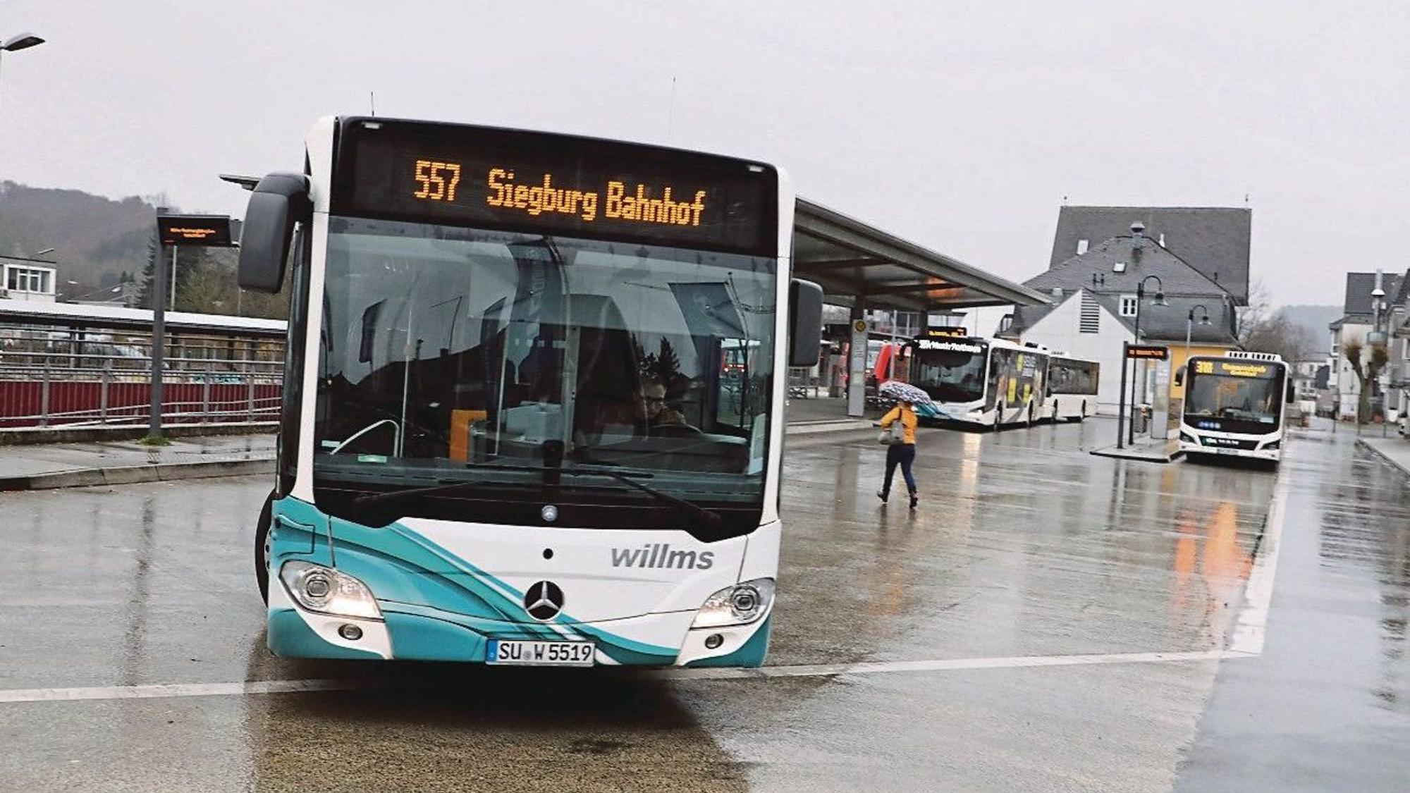Ein Bus fährt vom Overather Bahnhof ab.