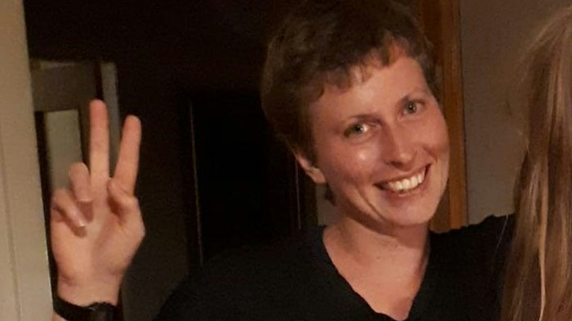 Eva-Maria Michelmann, Porträt, zeigt Victory-Zeichen