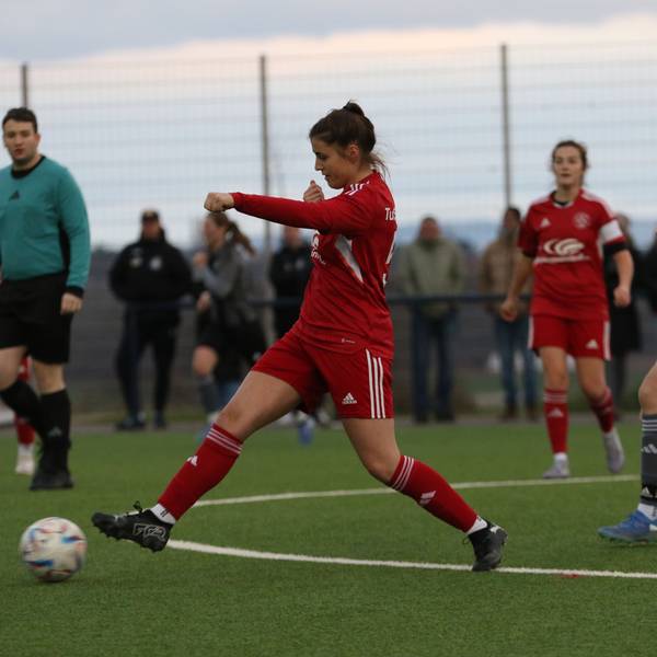 Zülpichs Lara Mertens spielt hier einen Pass im Mittelfeld.