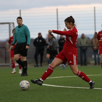 Zülpichs Lara Mertens spielt hier einen Pass im Mittelfeld.