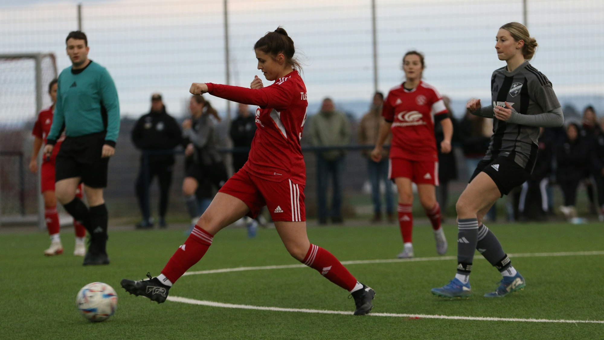Zülpichs Lara Mertens spielt hier einen Pass im Mittelfeld.