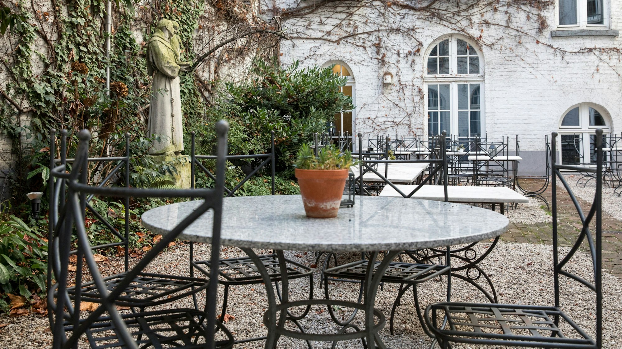 Das Augustin hat schöne Außenplätze zu bieten, inklusive Statue. (Archivbild)