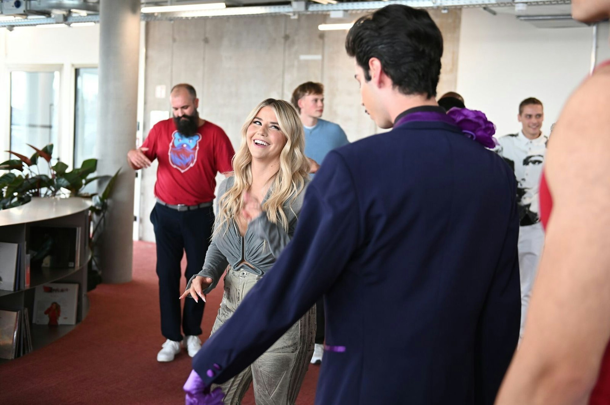 Schlagersängerin Beatrice Egli sucht einen Mann für ihr Musikvideo zum Song „Alibi“ und tanzt mit Alexavius. (Bild: ProSieben/Daniel Graf)