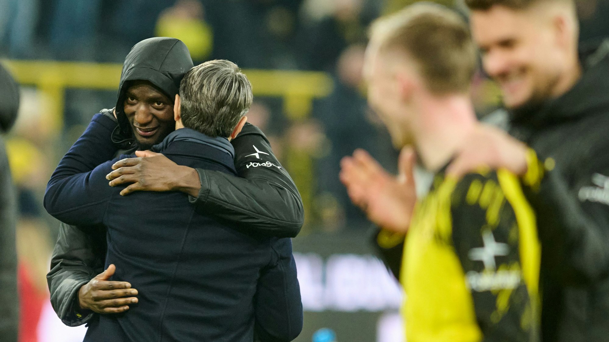 Serhou Guirassy umarmt Niko Kovac.