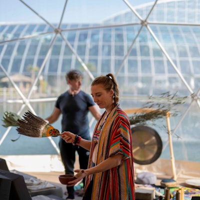 In der Therme und Badewelt in Euskirchen gibt es nun einen Mental Dome. Die Schamanen Franzi (39) und Carsten (49) machen an mehreren Tagen in der Woche dort Sessions zur Entspannung.