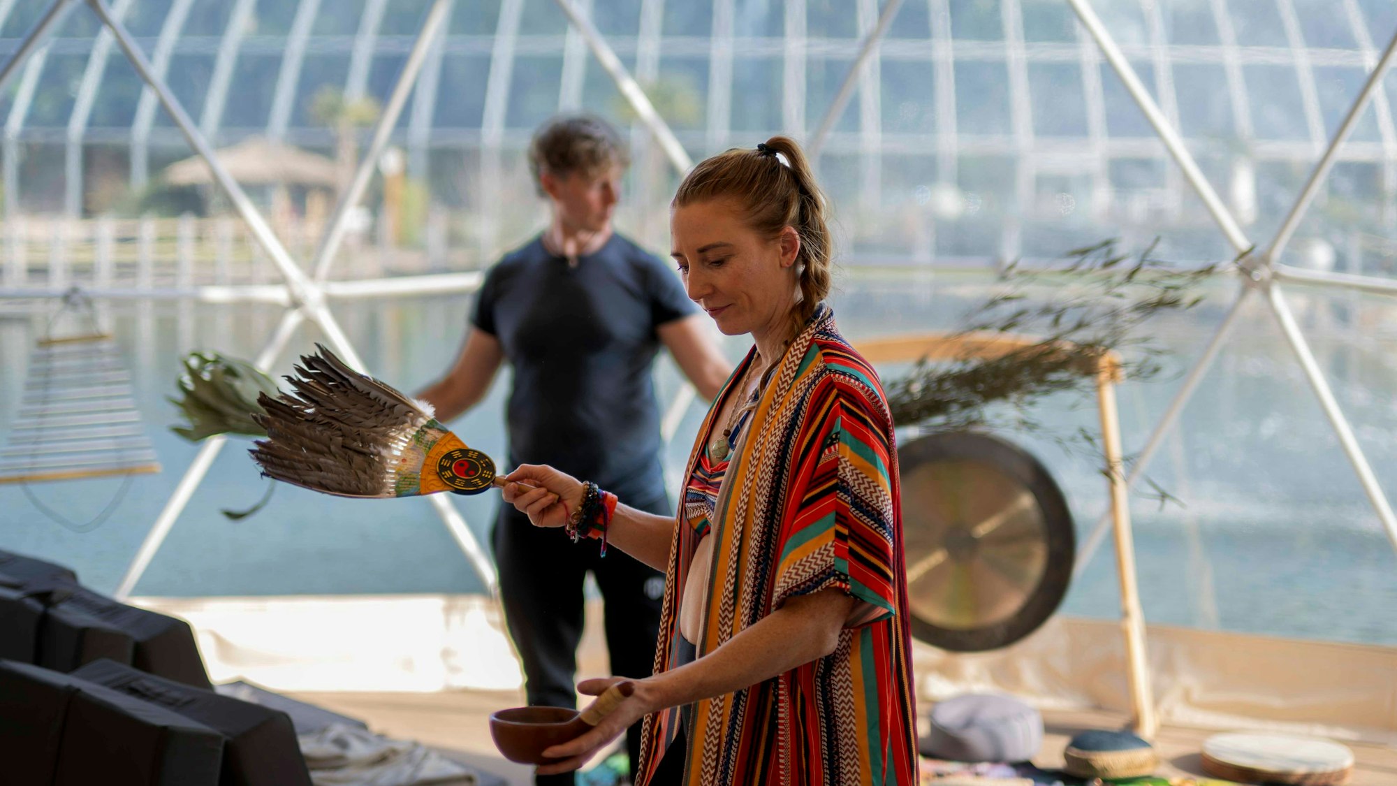 In der Therme und Badewelt in Euskirchen gibt es nun einen Mental Dome. Die Schamanen Franzi (39) und Carsten (49) machen an mehreren Tagen in der Woche dort Sessions zur Entspannung.