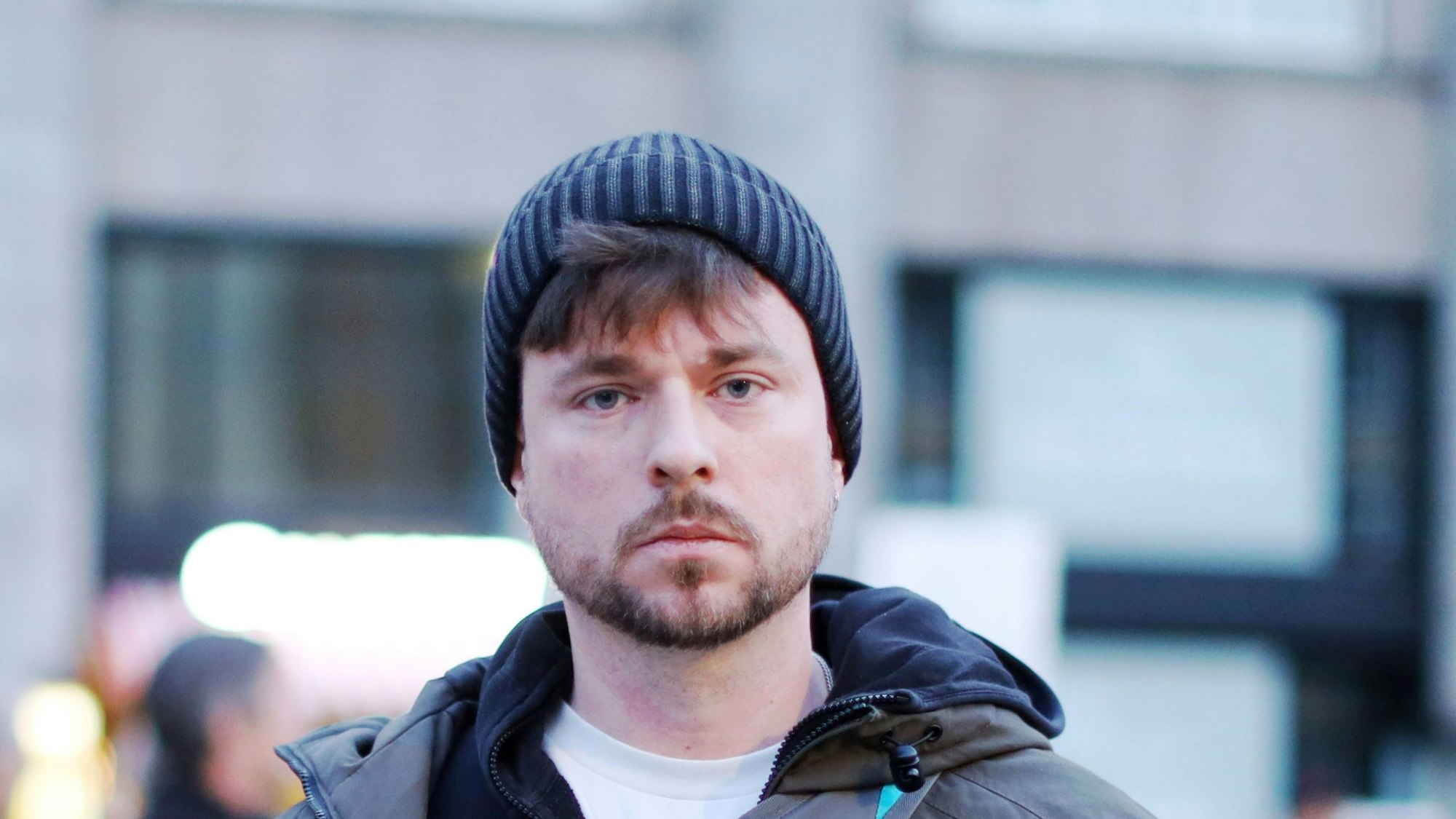 04.03.2026, Köln: Eva Michaelmann ist eine Journalistin aus Köln, die seit zwei Wochen in Syrien als vermisst gilt. Ihr Bruder Antonius Michelmann fragt: "Wo ist Eva?" auf dem Bahnofsvorplatz hält er eine Rede bei der Mahnwache. Foto: Arton Krasniqi