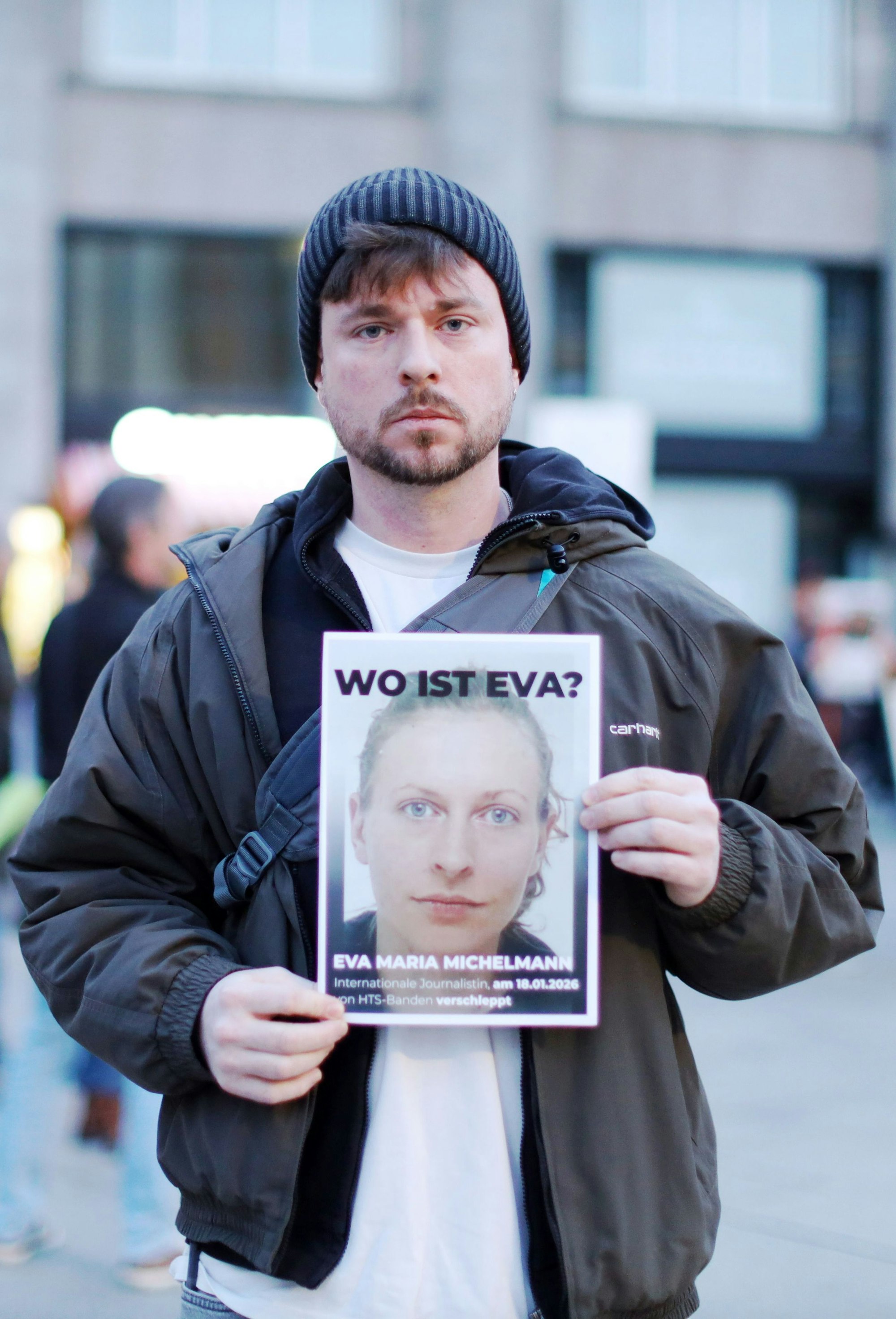 04.03.2026, Köln: Eva Michaelmann ist eine Journalistin aus Köln, die seit zwei Wochen in Syrien als vermisst gilt. Ihr Bruder Antonius Michelmann fragt: "Wo ist Eva?" auf dem Bahnofsvorplatz hält er eine Rede bei der Mahnwache. Foto: Arton Krasniqi