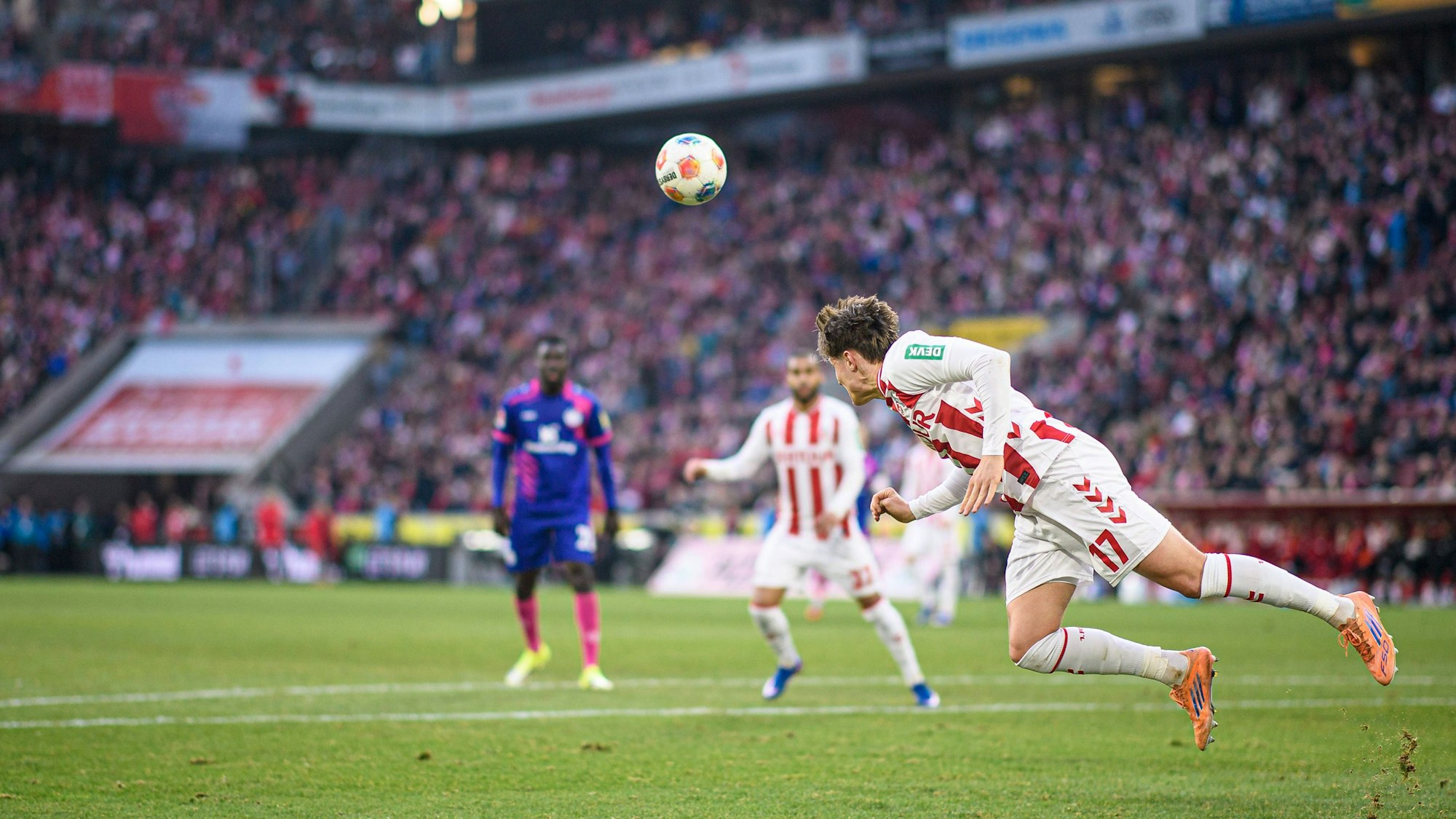 Alessio Castro-Montes köpft einen Ball Richtung Linton Maina.