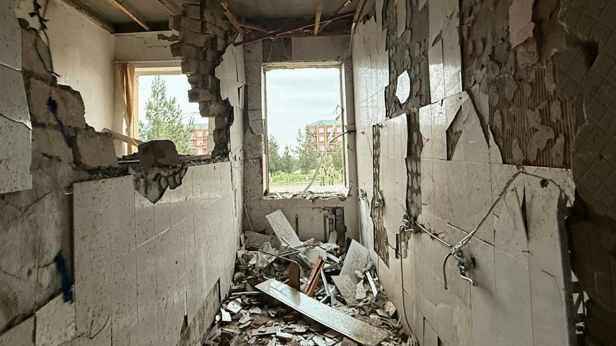 Dieses Bild zeigt die Schäden an einer Schule in Julfa nach einem Drohnenangriff, der nach Angaben des aserbaidschanischen Außenministeriums vom Iran auf die aserbaidschanische Exklave Nachitschewan durchgeführt wurde.