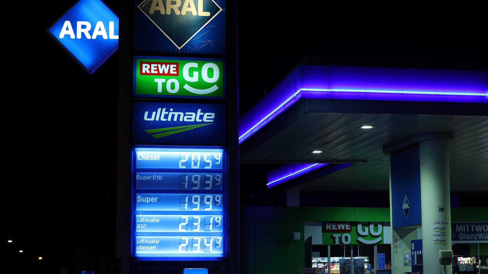 05.03.2026, xrekx, Wirtschaft , Tankstellenpreise Aral Tankstelle in Lebach, Rewe to Go Lebach *** 05 03 2026, xrekx, Economy , Petrol station prices Aral petrol station in Lebach, Rewe to Go Lebach