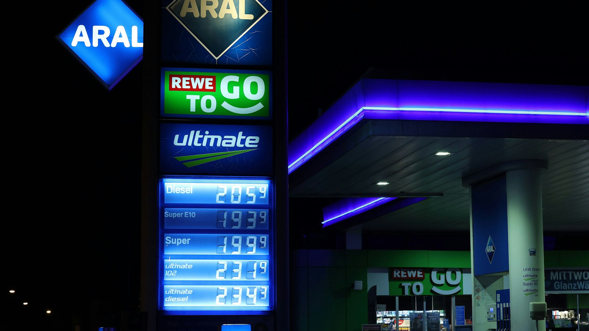 05.03.2026, xrekx, Wirtschaft , Tankstellenpreise Aral Tankstelle in Lebach, Rewe to Go Lebach *** 05 03 2026, xrekx, Economy , Petrol station prices Aral petrol station in Lebach, Rewe to Go Lebach